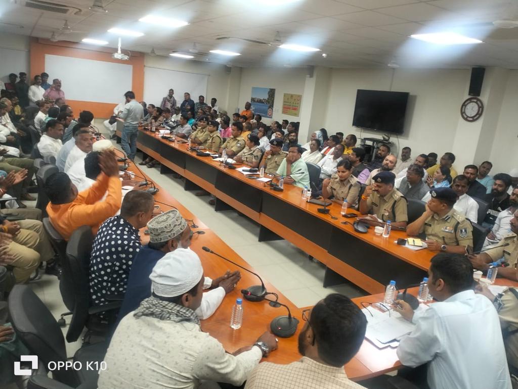 CP_Bhopal's tweet photo. पुलिस आयुक्त श्री @hariips द्वारा आगामी #होलिका_दहन,रंगपंचमी,चैत्र नवरात्र,रमजान,ई- उल- फितर त्यौहारों को दृष्टिगत रखते हुए धर्मगुरुओं के साथ #शांति_समिति की बैठक आयोजित की  साथ ही सौहार्दपूर्वक त्योहार मनाने की अपील की, बैठक में #भोपाल_पुलिस अधिकारी उपस्थित रहे। https://t.co/CKAVJ7ocii