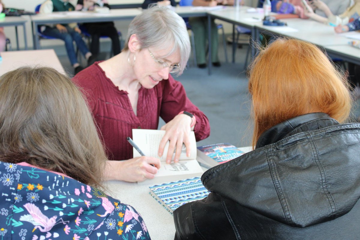 _L_MO's tweet photo. We had a record-breaking number of attendees at the #RCT Writing Squad today! Massive thanks to @Cathy_Faulkner_ for her wonderful #DiggingForVictory masterclass! So many great writing tips. 📚✍️

#YoungWriters #CreativeWriting @GartholwgLLC @RCTCouncil #VerseNovel #WWII #UKMG https://t.co/BoWUVNaH7z