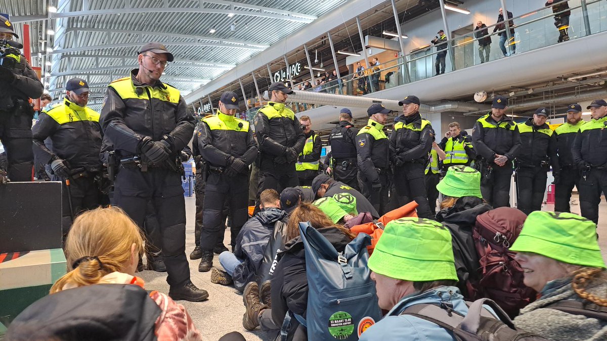 Op Eindhoven Airport zijn de arrestaties begonnen. Wij zijn niet te stoppen en komen terug tot onze eisen ingewilligd zijn; stop fossiele subsidies, stop privéjets en halveer het aantal vluchten! #EindhovenAirport #klimaatcrisis #StopFossieleSubsidies #StopPrivateJets