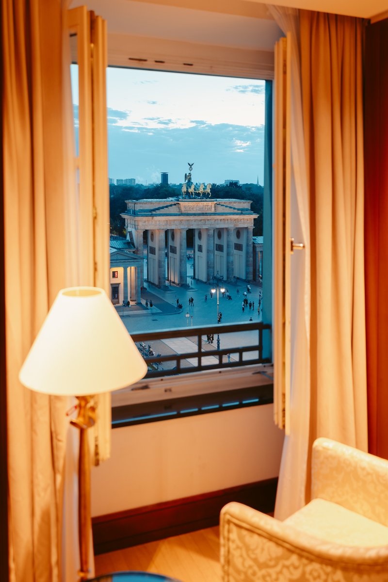 POV: the sun is setting, and you’re looking out of the window of one of the luxurious suites at Hotel Adlon Kempinski Berlin before heading out to dinner. Who would you love to share this moment with? bit.ly/3hVOFmo #Kempinski