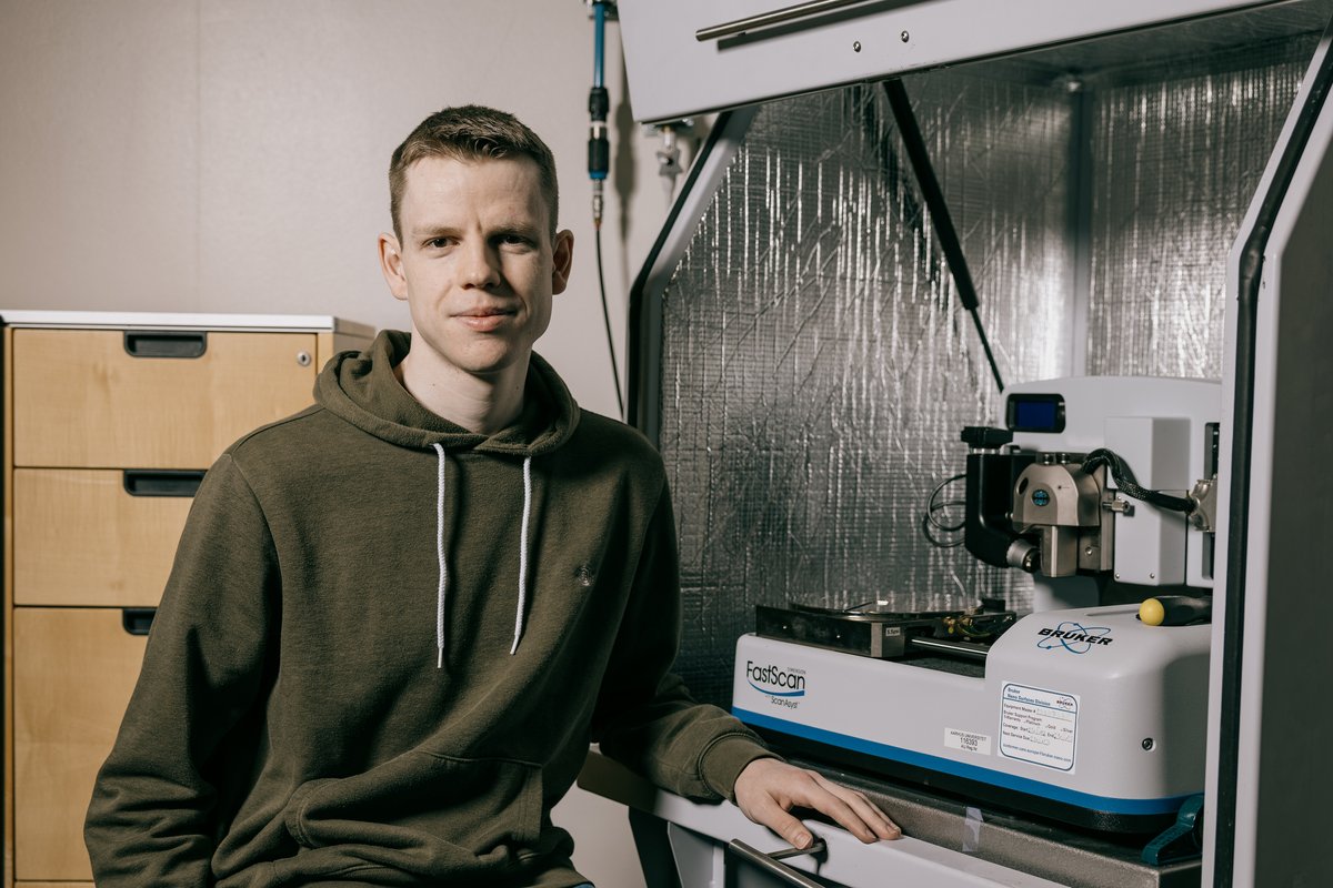 Koen Wouters continues his scientific endeavours, studying the conductive fibre structure of cable bacteria, with us at CEM as one of our new postdocs:“ At the end of my PhD, I still had many questions about cable bacteria. During this postdoc, I get the chance to answer them.'🙌