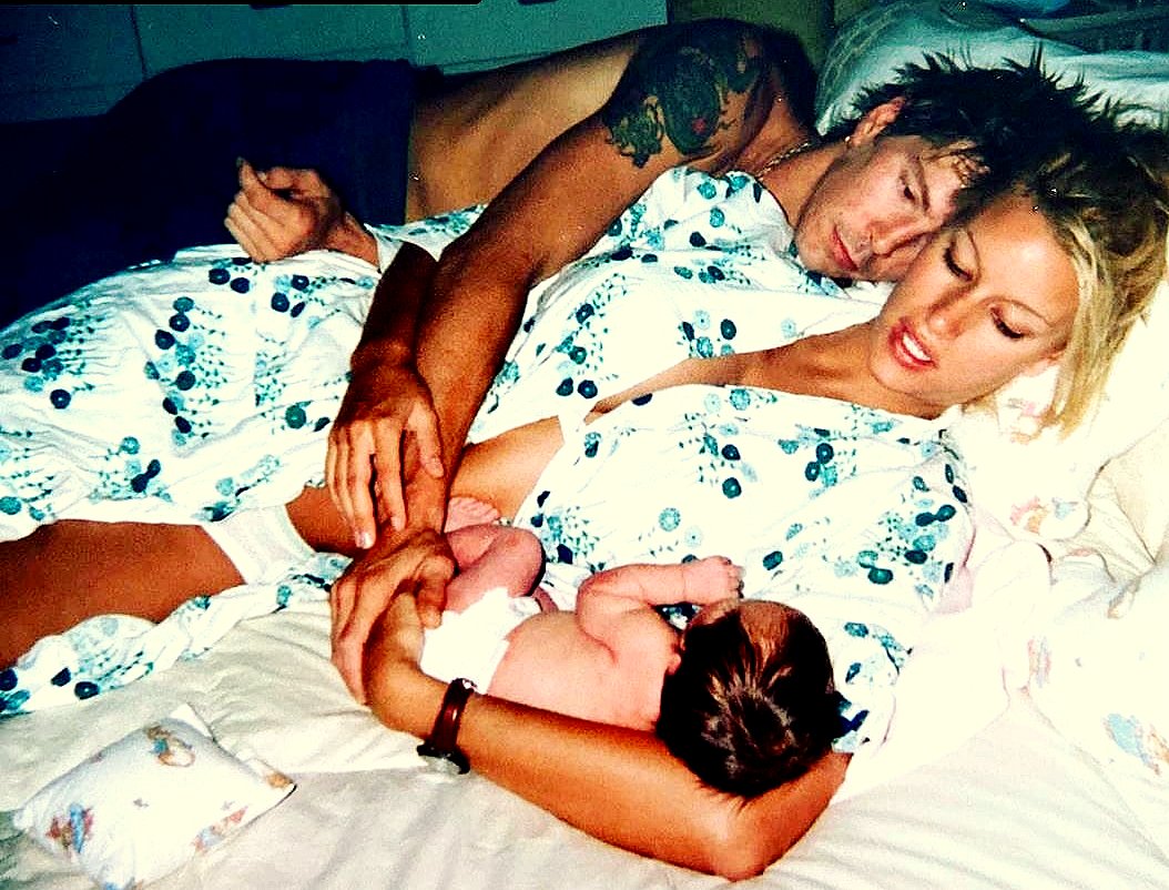 Nice family memory @DuffMcKagan & @SuHolmesMcKagan with newborn @GraceMcKagan at home 1997. Thanks @GraceMcKagan 📸 #DuffMcKagan #SusanHolmesMckagan #Baby #GraceMcKagan #Family #Seattle #DuffMcKaganArgentina #Home #Bassist #Bass #Music #Rock