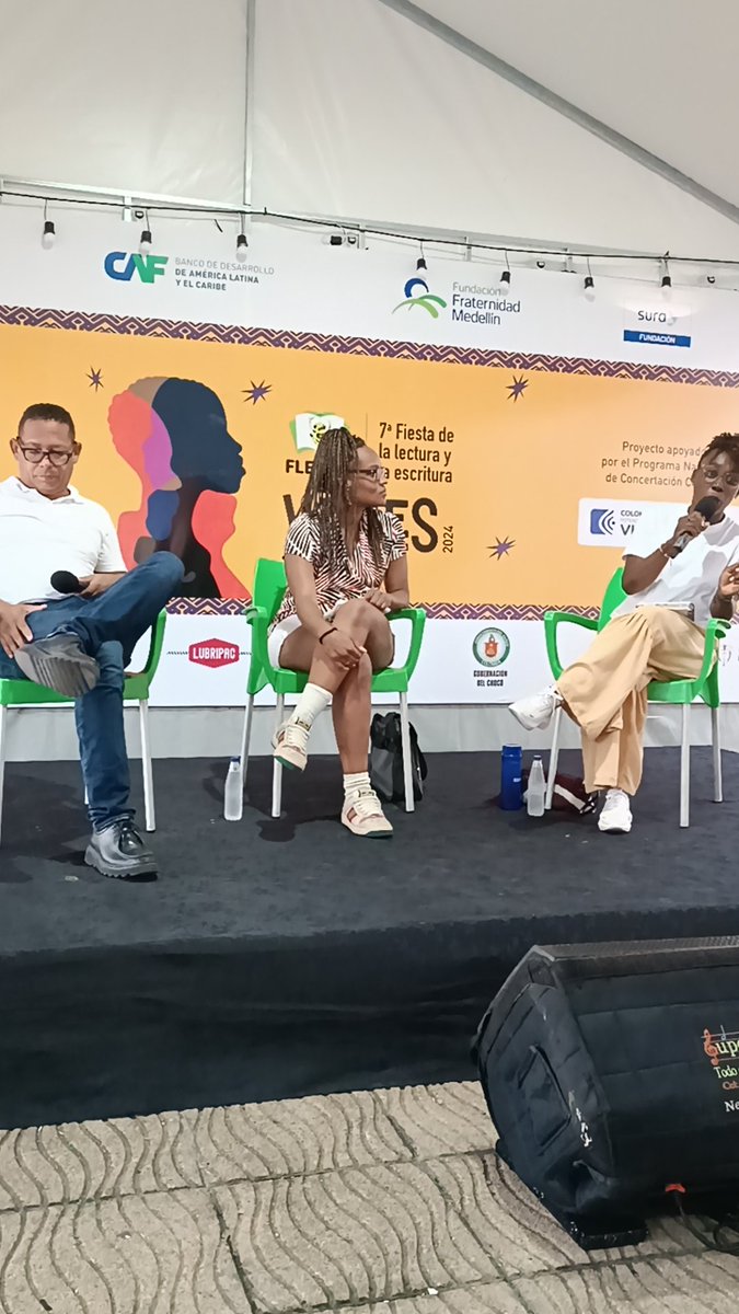 nuestromotete's tweet image. Durante el tercer día las conversaciones abordaron la transición del periodismo a la literatura, la importancia del bilingüismo para juntar orillas, honraron la vida y obra de Arnoldo Palacios y las obras literarias de 
María Fernanda Fitzgerald y Jairo Buitrago. #FlechoQuibdó