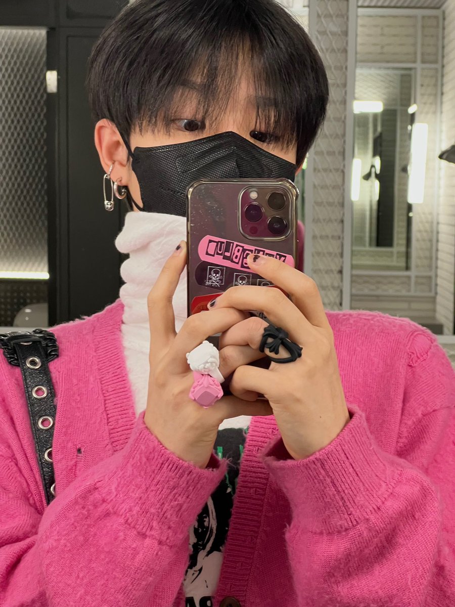 bydaekids's tweet photo. 2023                                                            2024

ชุดเดิมกับคนเดิม เปลี่ยนไปแค่ทรงผมเอง ㅠㅠㅠㅠㅠㅠㅠ https://t.co/Bhh9C93O2L