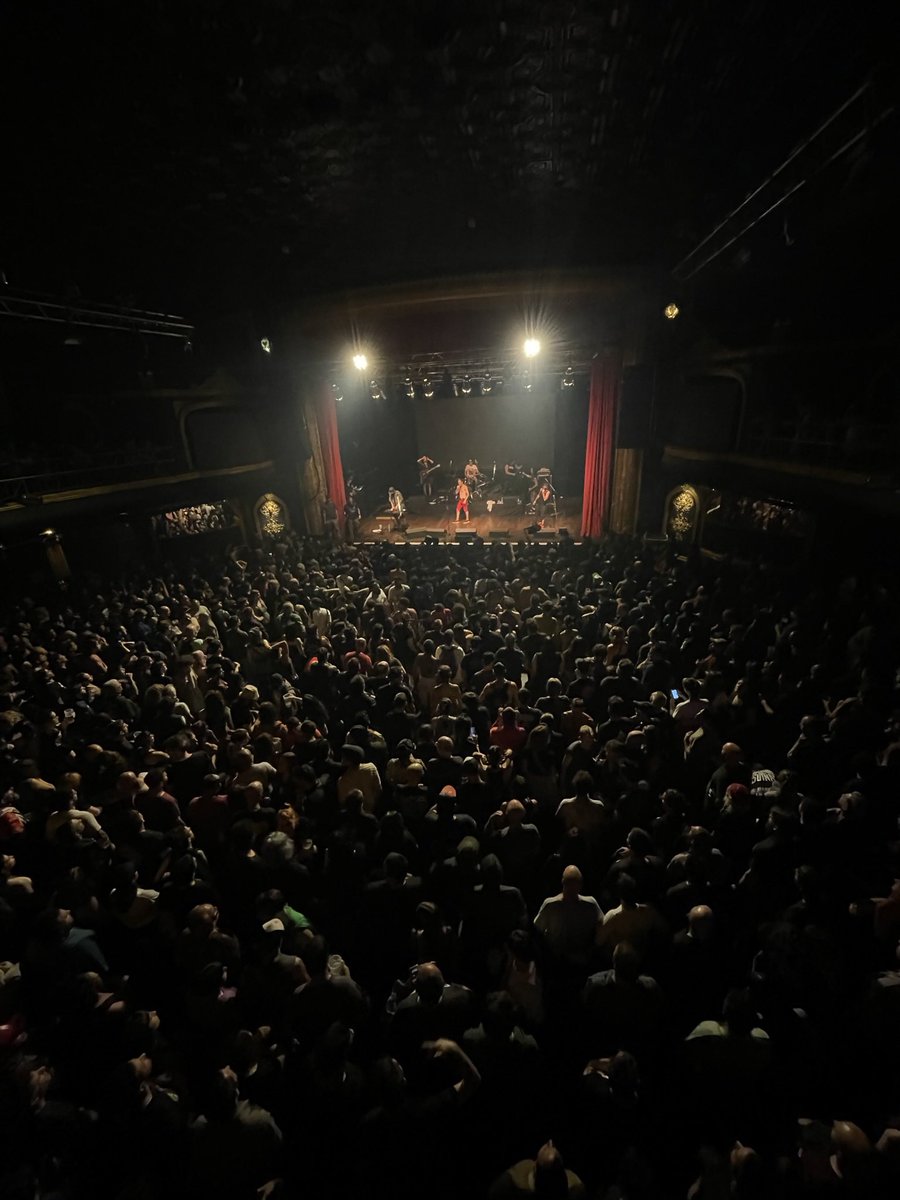 lmf_oficial's tweet photo. MILEI SE CAE en el Teatro de Flores https://t.co/wzuznr4XcY