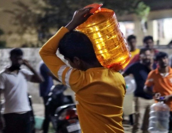 SahilVermaRA's tweet photo. After fulfilling tax obligations and managing EMIs for a crore flat,  car, and mobile phone, is it a reality that banks hesitate to grant  loans for basic necessities like water in Bangalore?

#bangalorewatercrisis  #banglore #FinancialRealities https://t.co/F2orq2lbMg
