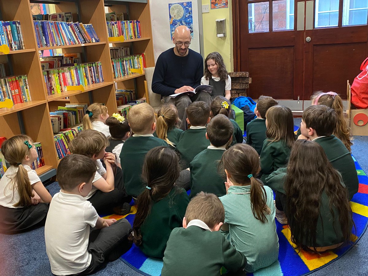 HUGE thank you to E's daddy for being our Mystery Reader last week! He read The Fox 🦊 Who Stole The Moon 🌙 - a beautifully illustrated story about friendship - and this was magical! We were gifted the book for our class library so we can enjoy reading it again. Thank you! 😊