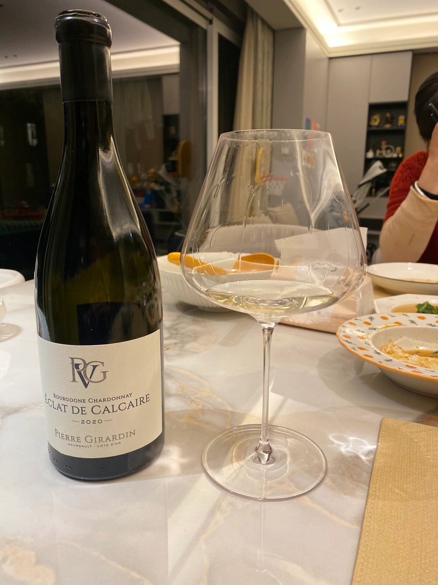 家では母と一緒に夜食を食べ、寝る前には白ワインを一杯飲むことが欠かせません🍸🍸