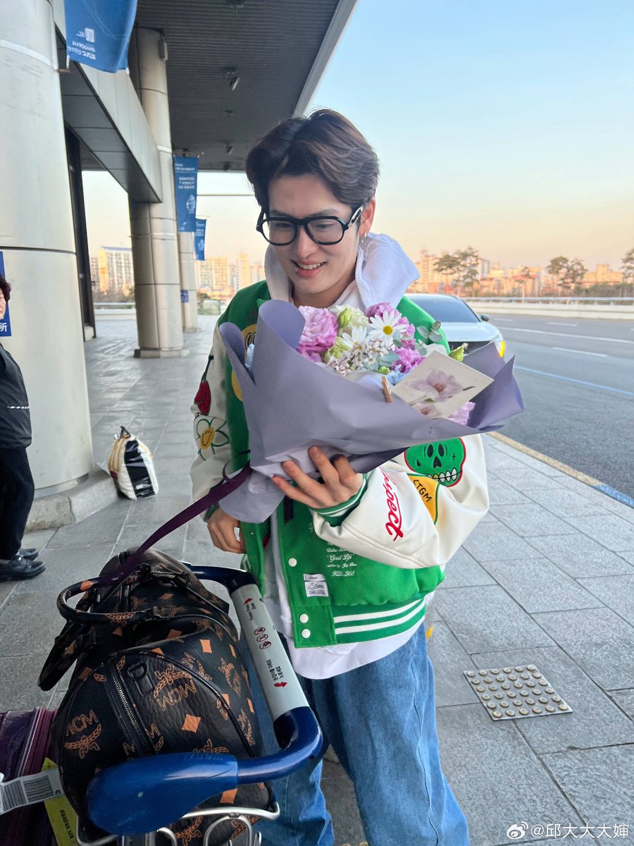 anna_8993's tweet photo. Các chị đi tiễn ở sân bay Gimpo - tặng hoa
Các chị đi đón ở Thượng Hải - tặng hoa
Các chị đi tiễn bé qua Hàn - tặng hoa

Nói chung là chúc mừng chặng đường mới nha babe :)))

#Rikimaru https://t.co/AwLfOtEpBJ