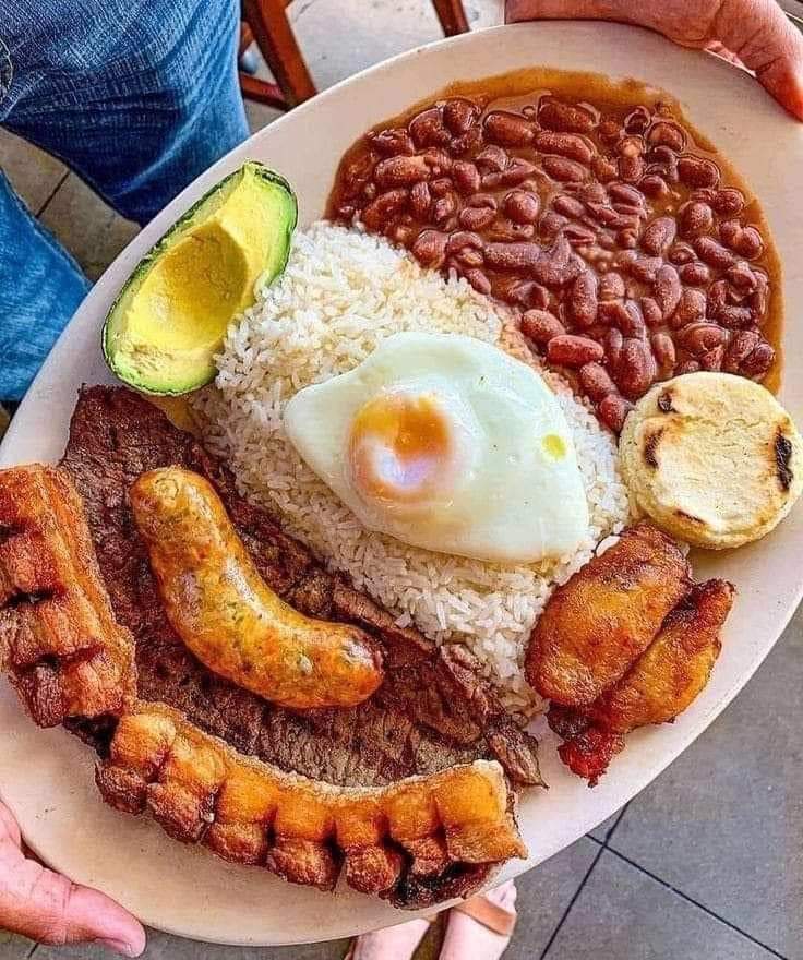 Esto es una #BandejaPaisa un plato típico y muy común en la dieta diaria de los campesinos más humildes de #Medellin en #Colombia 

Una pregunta: Cuánto vendría costando hacer una Bandeja Paisa en la  #Cuba Revolucionaria hoy????

Leo las respuestas!!!!

© LaTijera
