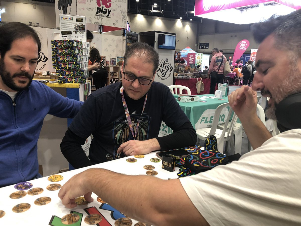 Cuéntame un Juego🏳️🌈 (@cuentameunjuego) on Twitter photo Con Pedro de <a href="/aulaenjuego/">Aula En Juego</a> y Alberto Rebolledo de Vikingas Jugonas en el stand de OTC en <a href="/FeriaInterOcio/">InterOcio 🧩</a> 2024 probando futuros juegos en cajita de formato súper reducido que nos traerá la distribuidora catalana.
#LosJuegosDeMesaSonCultura Con Pedro de <a href="/aulaenjuego/">Aula En Juego</a> y Alberto Rebolledo de Vikingas Jugonas en el stand de OTC en <a href="/FeriaInterOcio/">InterOcio 🧩</a> 2024 probando futuros juegos en cajita de formato súper reducido que nos traerá la distribuidora catalana.
#LosJuegosDeMesaSonCultura