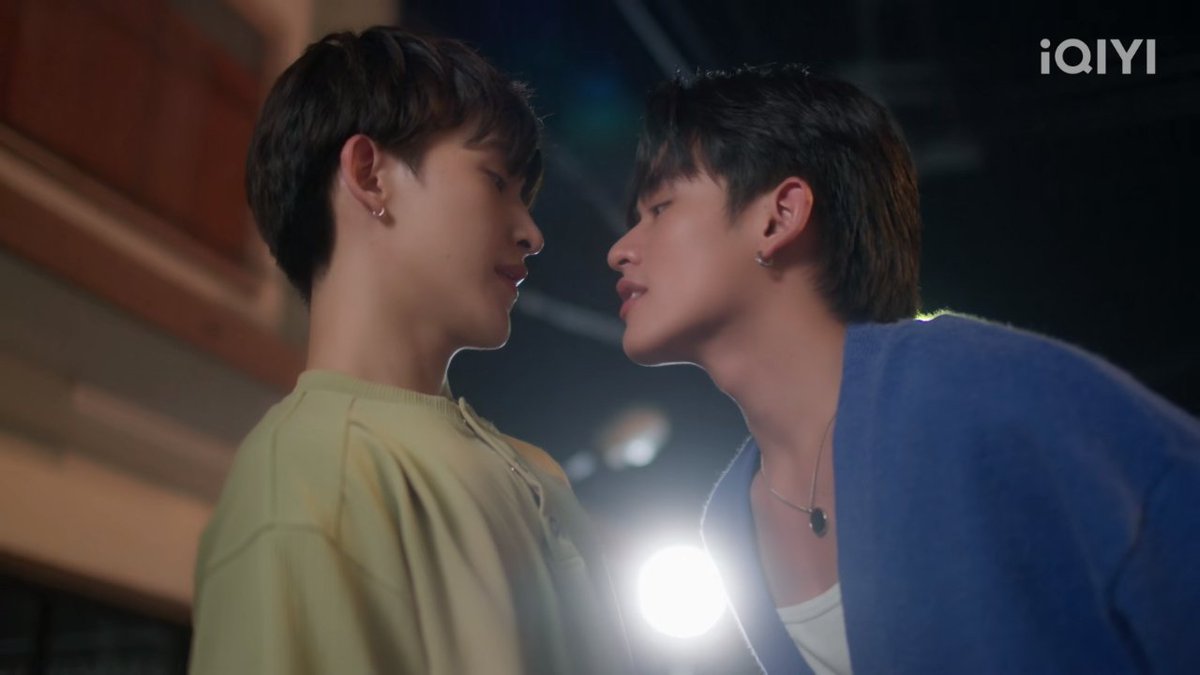 BLUPDATE2022's tweet photo. #DeepNightEP2: Japan's suspicion piqued, causing his lips to land on Seiji's lips—who later works as a waiter in the club. Meanwhile, Khemtid brought a drunken Wela to his place, sparking their relationship into...
#DeepNightTheSeries | Every Friday at 1 AM GMT+8 on iQIYI. https://t.co/TlbO411naw