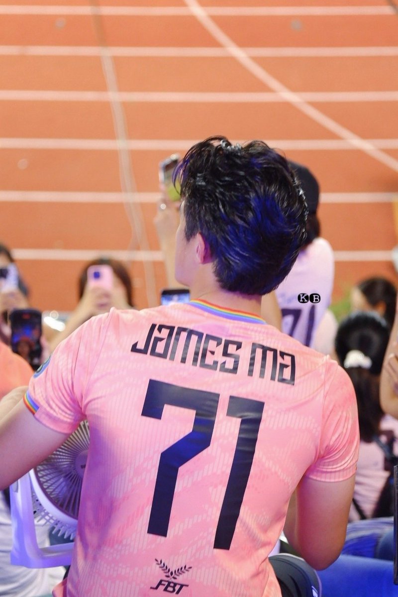 Jeab_MX's tweet image. ก็นั่งลุ้นบอลในสนามด้วยกันไปเลย
#jamesma #เจมส์มาร์
#james_jamesma
#งานบอล54ปีช่อง3