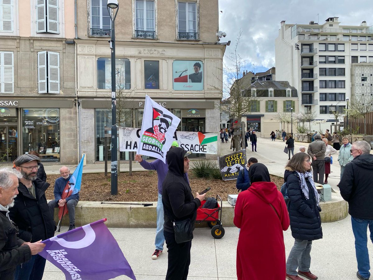 Aujourd'hui à Limoges, la solidarité avec Georges Abdallah était présente lors du rassemblement hebdomadaire contre le génocide à Gaza !

Samedi 6 avril, tous à Lannemezan pour sa libération !

#FreeGeorgesAbdallah