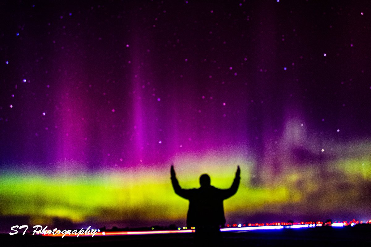 A year ago today, me and the rest of @cmuweather saw the best northern lights show I’ve ever seen. What started with bringing my camera to the Iowa severe storms conference on a whim turned into the show of a lifetime!