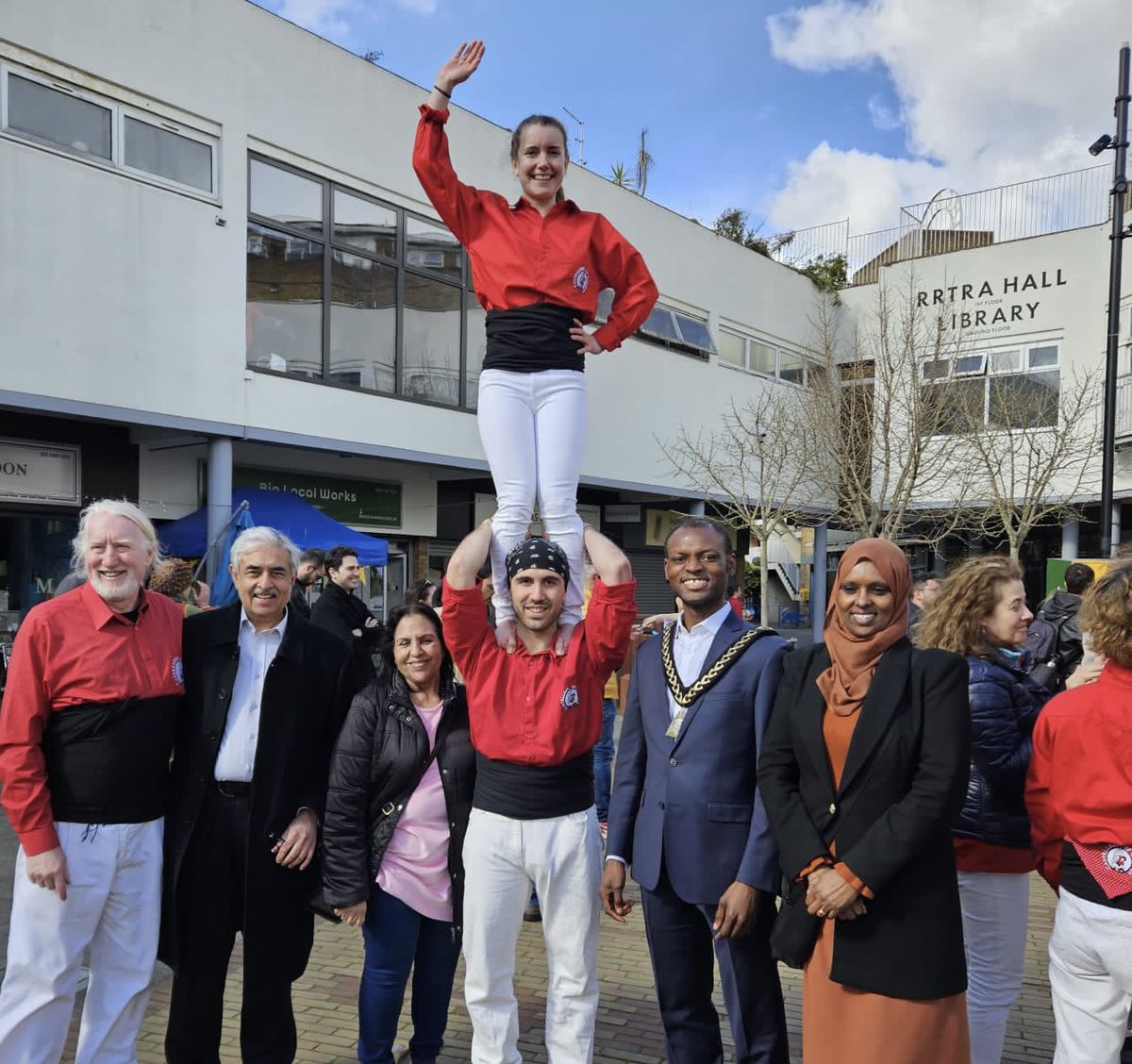 Joyful afternoon with @CastellersLDN at their ‘Castells & Calçots’ Community event in #Bermondsey. The Catalan tradition of building human tower is testament to human ingenuity and teamwork. Open to all ages - you can join them castellersoflondon.org.uk. #VibrantSouthwark