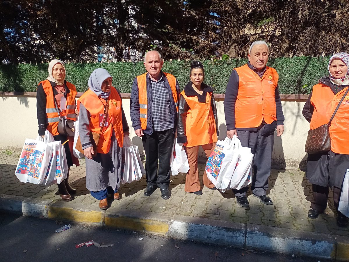 Küçükbakkalköy Mah Seçmen ziyareti yaptık..<a href="/burakcifci34/">Burak ÇİFCİ</a> <a href="/naimyagci_/">Av. Mustafa Naim Yağcı</a> <a href="/zaferdgn/">F. Zafer Düşgün 🇹🇷</a> <a href="/rizakaplan34/">Rıza Kaplan</a> <a href="/KayaAyar/">Aygül Ayar Kaya🇹🇷</a> <a href="/Mustafa92634869/">Mustafa KAYA</a>