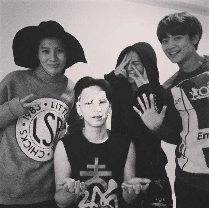 by_beep's tweet photo. 쫑밍탬 김기범 생일이라고 케이크 얼굴에 찍기 전에 혹시라도 김기범의 분노에 혼날까봐 각자 김기범 옷 입고 달려들었다는 일화가 진짜 범잘알 얍쌉이들임 ㅋㅋㅋ
ㅋ
ㅋ
ㅋ
ㅋㅋㅋㅋㅋㅋㅋ https://t.co/w5QGTNjHac