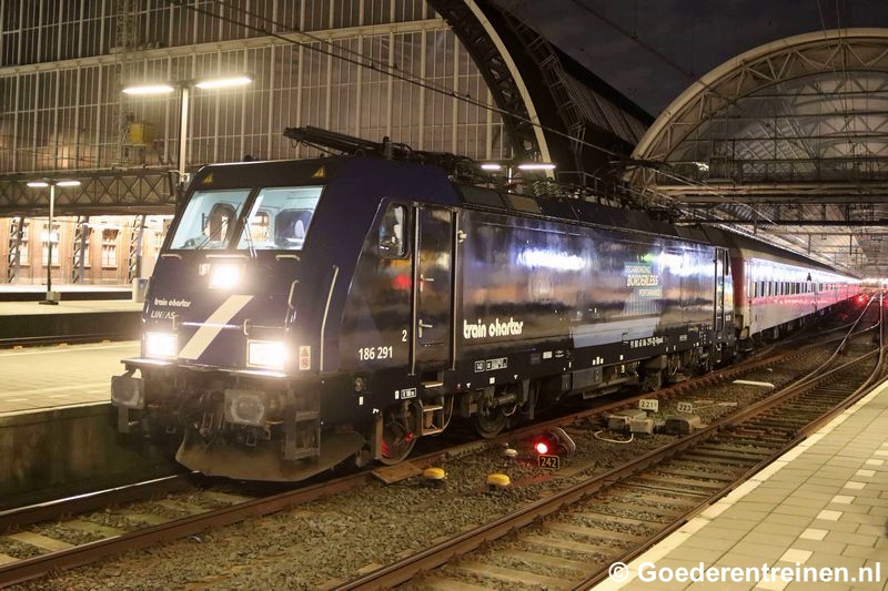De Train Charter Service / Lineas 186 291 reed gisteravond voor het eerst door Nederland in haar nieuwe livery. De loc trok de European Sleeper naar Berlijn toe. Wij legden de loc op foto en film vast te Amsterdam Centraal.  

#Treinleven #OVnieuws

mp-produktie.nl/2024-03-23_De_…