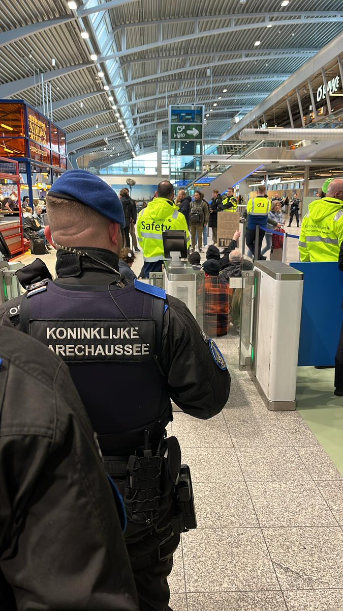 De demonstratie op Eindhoven Airport is afgelopen. Alle demonstranten zijn uit de terminal verwijderd. De Marechaussee en @Pol_OostBrabant hebben vandaag in totaal 106 personen aangehouden.
