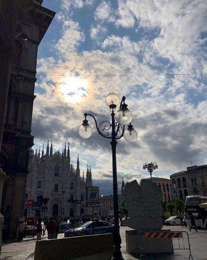 Per non farvi stare in pensiero, ecco  sua Maestà il Duomo. 
#Milano #buonasera #23marzo