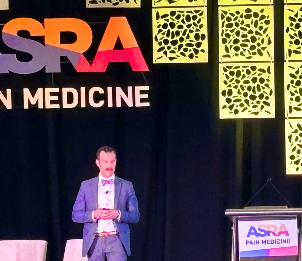 👀@mfettiplace provides some sobering data on LAST and argues for weight-based (IBW or LBW) dosing, which is not universally followed. Avoids giving insane doses to morbidly obese pts. We changed our practice at @JeffAnesthesia and less may be more. @ASRA_Society #ASRASPRING24