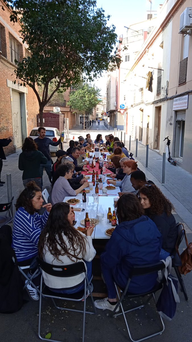 Dinar popular Antirracista a @La_Figa_ organitzat per UCFR de #LHospitalet
Moltes gràcies a tothom!
@ucfrlhospitalet 
Seguim!
#FemBarri