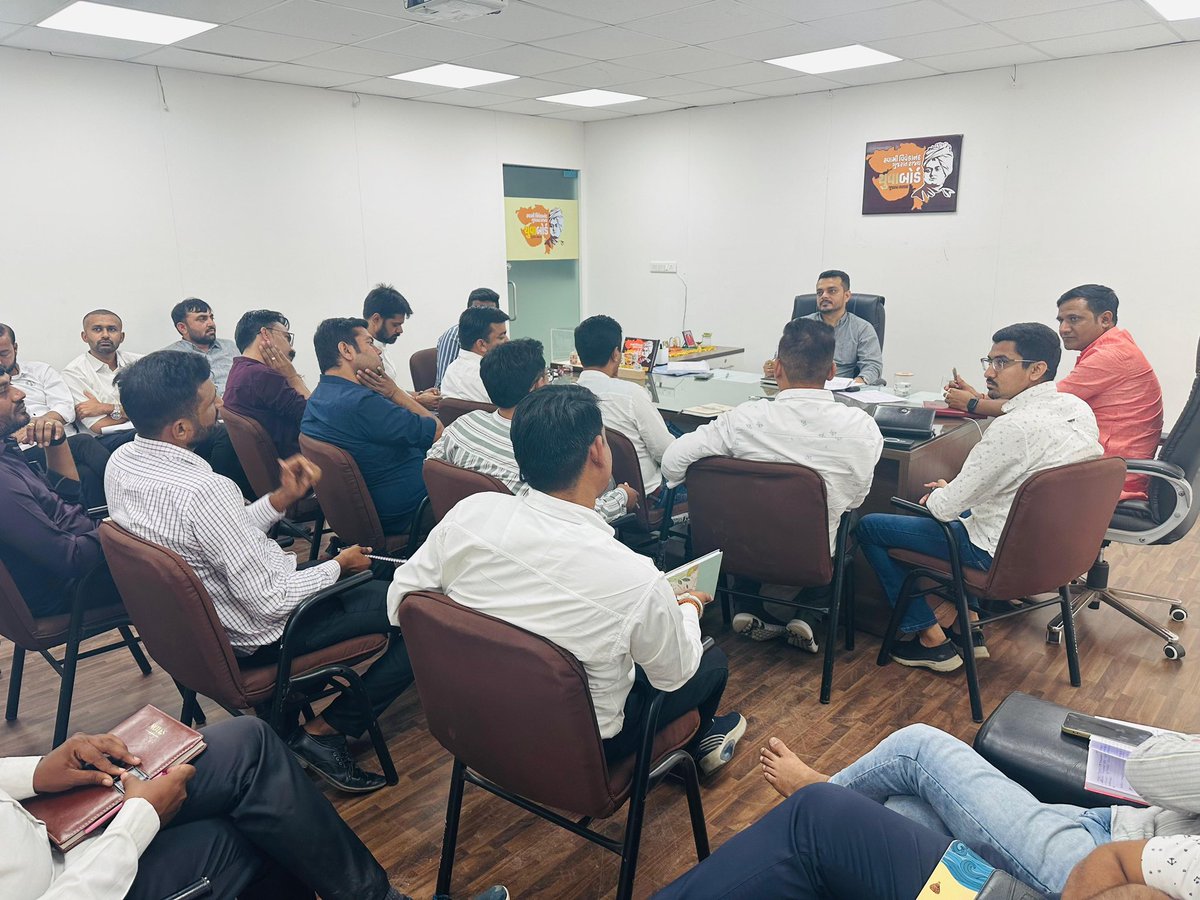 ikaushaldave's tweet photo. આજરોજ ગાંધીનગર ખાતે સ્વામી વિવેકાનંદ ગુજરાત રાજ્ય યુવા બોર્ડના ઝોન સંયોજકો સાથે બેઠક કરી આગામી સમયમાં આવનાર લોકસભાની ચુંટણીમાં કરવાની કામગીરી વિશે માહિતી આપી આયોજન કરવામા આવ્યુ. https://t.co/JXsD2LevSP