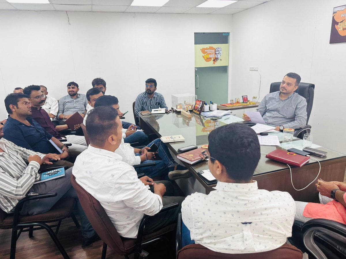 ikaushaldave's tweet photo. આજરોજ ગાંધીનગર ખાતે સ્વામી વિવેકાનંદ ગુજરાત રાજ્ય યુવા બોર્ડના ઝોન સંયોજકો સાથે બેઠક કરી આગામી સમયમાં આવનાર લોકસભાની ચુંટણીમાં કરવાની કામગીરી વિશે માહિતી આપી આયોજન કરવામા આવ્યુ. https://t.co/JXsD2LevSP