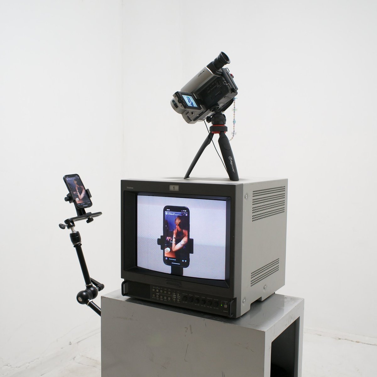 MangaMelon's tweet image. “mis stories son mi obra”
TV art installation
2024, Buenos Aires

#videoart #tvart