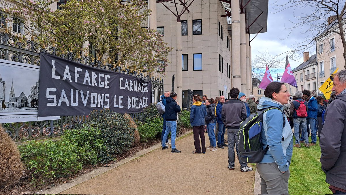 La manifestation contre le #projetdextension de la carrière #Lafarge avait lieu cet après midi. En fin de manifestation, @Philippe__Henry exposait la position de la Collectivité, également contre ce projet.