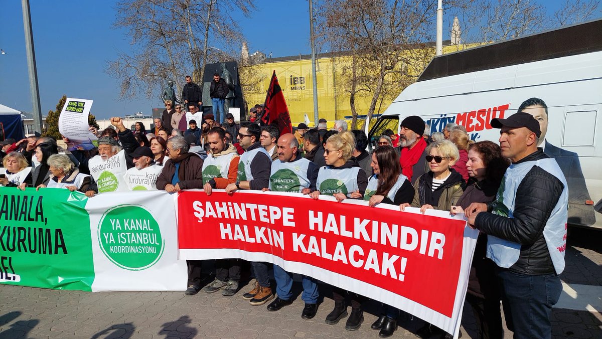 Bugün Kadıköy'de Şahintepe halkı bizimleydi. Sürgün edilmeye karşı direnişi, açılan onlarca davayı, uğradıkları zorbalığı, Kurum'un yalanlarına kanmadıklarını ve mücadelenin sürdüğünü anlattılar. Şahintepe halkındır, halkın kalacak! Direne direne kazanacağız ✌🏻