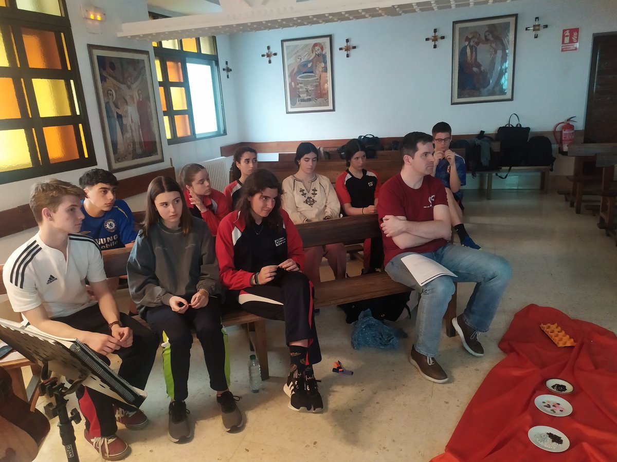 Un grupo de 24 alumnos desde 3° ESO a 2° de bachillerato nos reunimos el pasado jueves para disfrutar de un taller y una merienda.

También dedicamos parte de la tarde a preparar la Semana Santa.

#FrayLuisPastoral #SemanaSanta2024