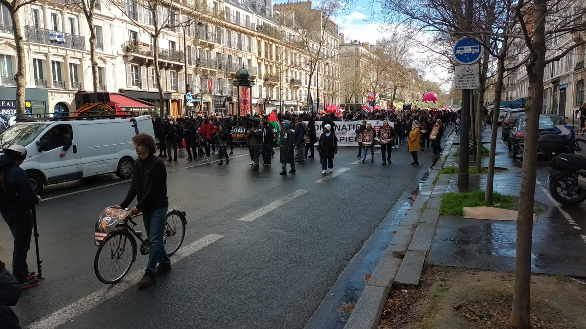 Nos camarades #sanspapiers dans la manifestation à #Paris contre le racisme et le fascisme ✊🏿✊🏼✊🏽✊🏻✊🏽✊🏿✊🏽✊🏼✊🏻✊🏾 Régularisation !