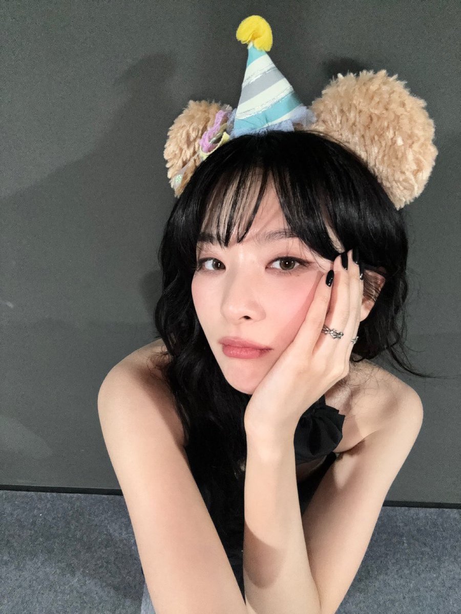 reminiscing my joyous birthday! i had a blast. everyone bombarded me with long positive letters, encouraging me to keep on moving forward becoming the best version of myself. i was smiling until both my cheeks were hurting! i got enormous of presents. reveluvs are the best.