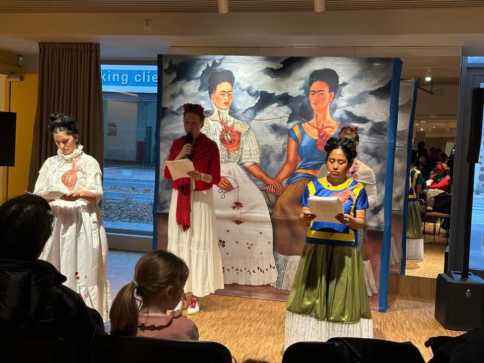 OryLaetitia's tweet photo. « Fandango para la lectura »
🌸🌺💜
Aujourd’hui c’était l’inauguration de la nouvelle médiathèque Frida Kahlo à Schiltigheim @bib2strasbourg avec les élèves d’espagnol de Betina Bam-Hamed du @LeCorbusier67  : exposition, lectures en espagnol et pauses musicales https://t.co/hNdnD9O2Mf