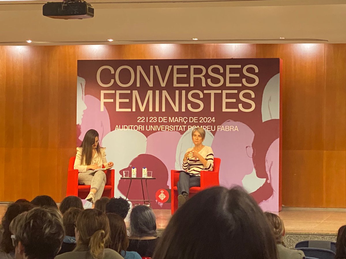 Assistim com a convidats a l’auditori de l'Universitat Pompeu Fabra, a l’acte Converses Feministes.