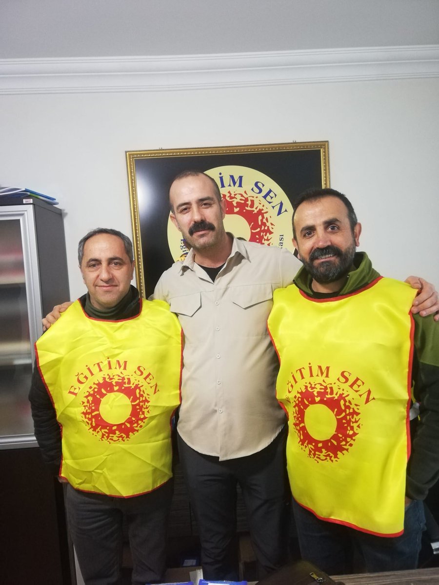 EgitimSenVan's tweet photo. Haksız, hukuksuz ve antidemokratik bir şekilde 675 No’lu KHK ile ihraç edilen arkadaşımız Naci Seven ile 686 No’lu KHK ile ihraç edilen arkadaşımız Ali Rıza Rızaoğulları mahkeme kararı ile işlerine iade edildiler. https://t.co/gDHQOC45nX