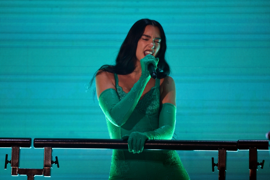 On #AmericanTop40 this week, #DuaLipa scores our highest debut with “Training Season.” Coincidentally, it’s our 3rd “season” hit this week, following “Seasons” by #ThirtySecondstoMars and “Stick Season” by #NoahKahan. Prior to that was “Mad Season” in 2001 (📸: Getty)