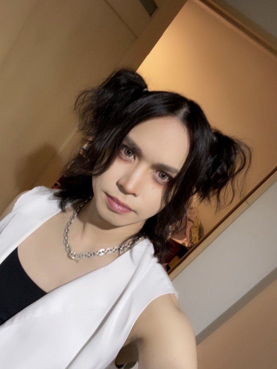 KRラスト大阪！
インストアイベントも最後。１日みっちりありがとうございました。

心斎橋CLAPPERさんはついぞ中打ち上げできなかったけど、いつだって手厚くKRを大事にして下さった真心の箱。

大阪にも沢山の思い出ができたな。

抱き抱えて次は京都へ行く⚪︎