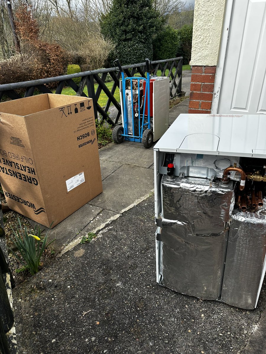 This week we were fortunate to be working with this view of of Glyn Ceiriog. This new oil combination boiler from Worcester has a 7 year guarantee. #Worcesterbosch #boiler #warmhappyhome