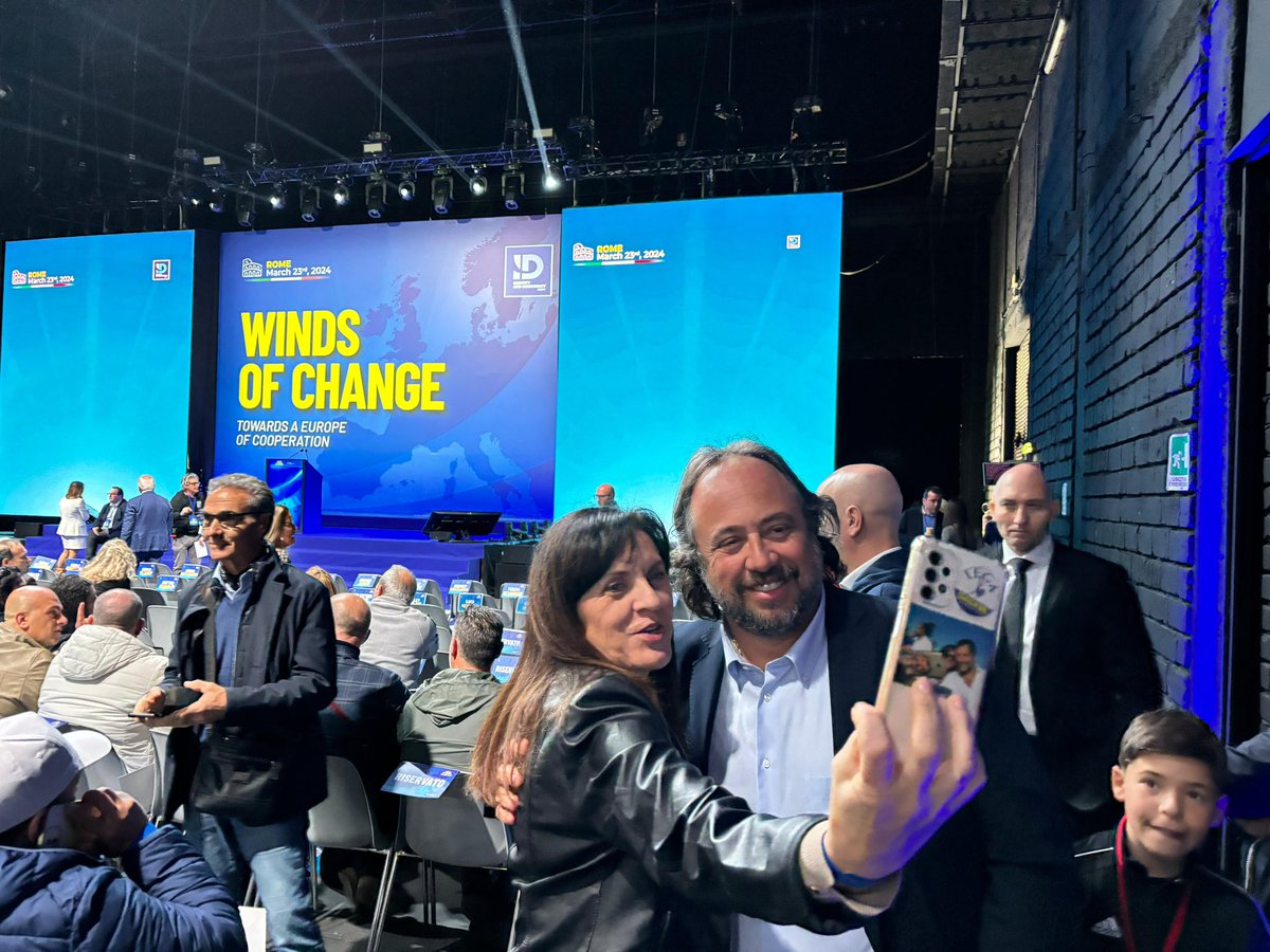 MassimoCasanov3's tweet image. Qui Roma. Con @matteosalvinimi. Con la @LegaSalvini. Con @IDGroupEP. Per portare insieme il cambiamento in Europa. 💪🏻 #WindsOfChange