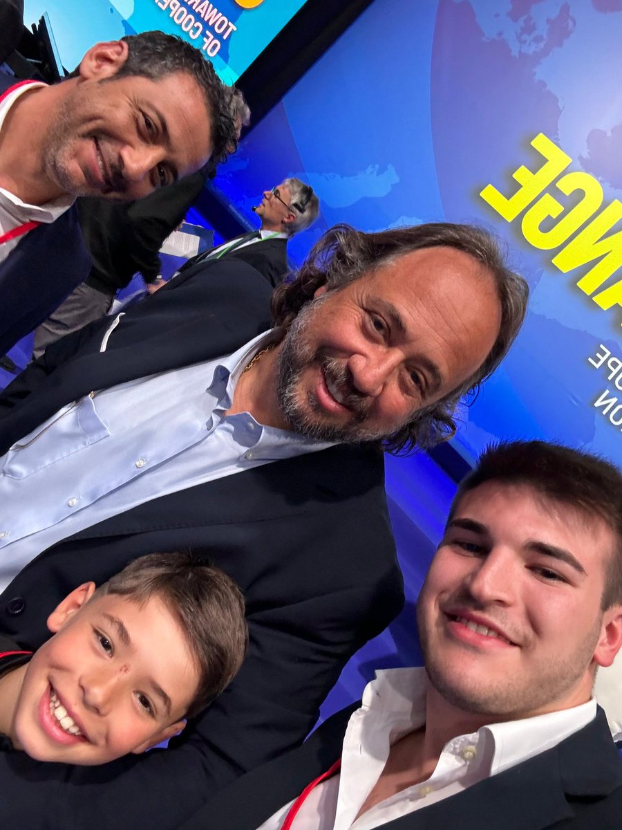 MassimoCasanov3's tweet image. Qui Roma. Con @matteosalvinimi. Con la @LegaSalvini. Con @IDGroupEP. Per portare insieme il cambiamento in Europa. 💪🏻 #WindsOfChange