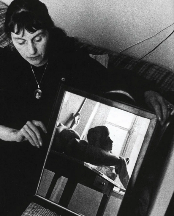 julietaga's tweet photo. Días de mujeres que escriben: acá, Unica Zürn (Nora Berta Unica Ruth Zürn) se desdobla frente a un espejo en el estudio de Hans Bellmer, en algún momento de los años 50.
Gran recomendación de @franchoros, 👌 https://t.co/lgGobatr43