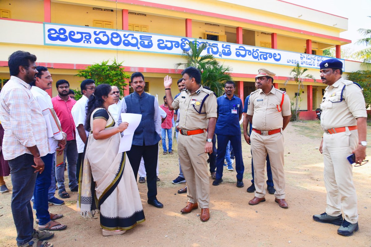 VjaCityPolice's tweet photo. #Bordercheckpost #Checking #GeneralElection2024 #policeonduty #vijayawadacity #NTRDistrict #AndhraPradeshPolice @APPOLICE100 https://t.co/YAsmTaJ5TM