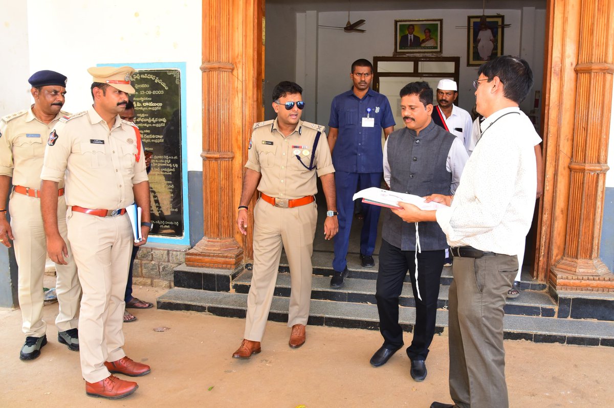 VjaCityPolice's tweet photo. #Bordercheckpost #Checking #GeneralElection2024 #policeonduty #vijayawadacity #NTRDistrict #AndhraPradeshPolice @APPOLICE100 https://t.co/YAsmTaJ5TM