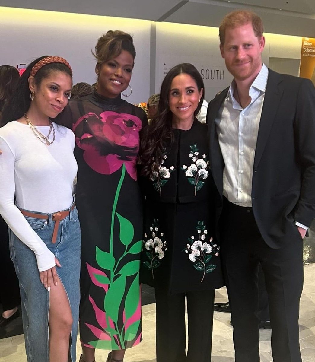 RoyalMegnews's tweet photo. Harry and Meghan joined by Susan Kelechi Watson (Beth Pearson This Is Us and Aunt Viv Belair) Cassandra Freemen at Kinsey Collection Exihibition.
#HarryandMeghan #dukeandduchessofsussex #auntviv #BethPearson #Kinseycollection https://t.co/yc6n9bIhjF