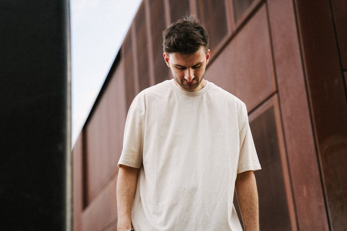 flux_bros's tweet photo. Last month we had the pleasure of once again working with @tomonedj on a new package of press images! 

Here’s a first glimpse at what we captured…

Photographer: @tim_beavis 

#pressshots #producer #artist #photoshoot #pressrelease #pressphotography https://t.co/Bt0E7TQIMW