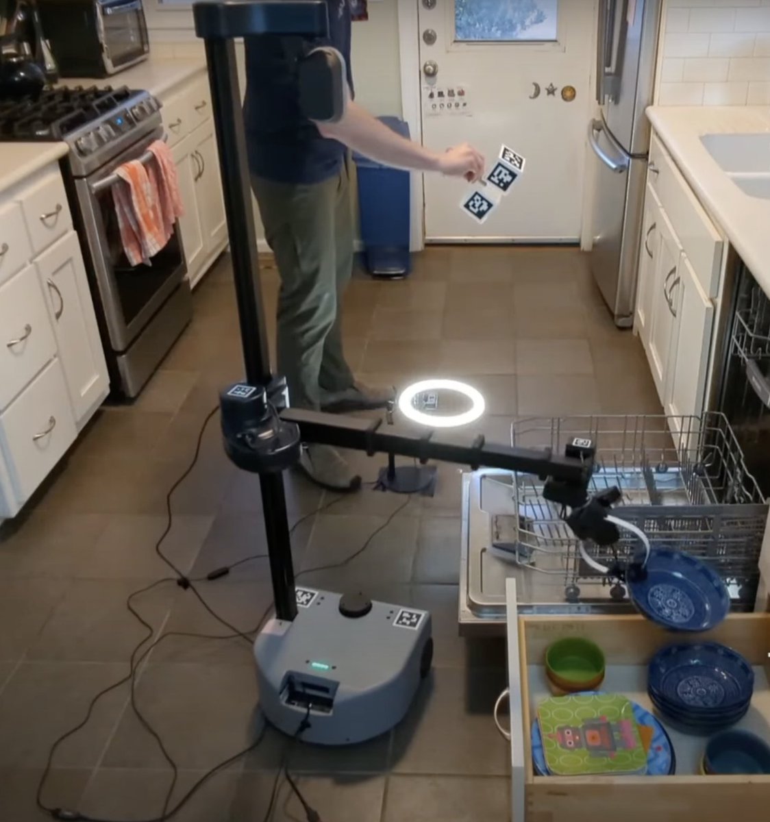 The design and dexterity of the mobile manipulator robot, is the difference between the Everyday Robots closure (from Google's X Moonshot factory)  and Stretch3 release (from Hello Robot)  in 2024. 
youtube.com/watch?v=haauI2… 
youtube.com/watch?v=kmtwXC…