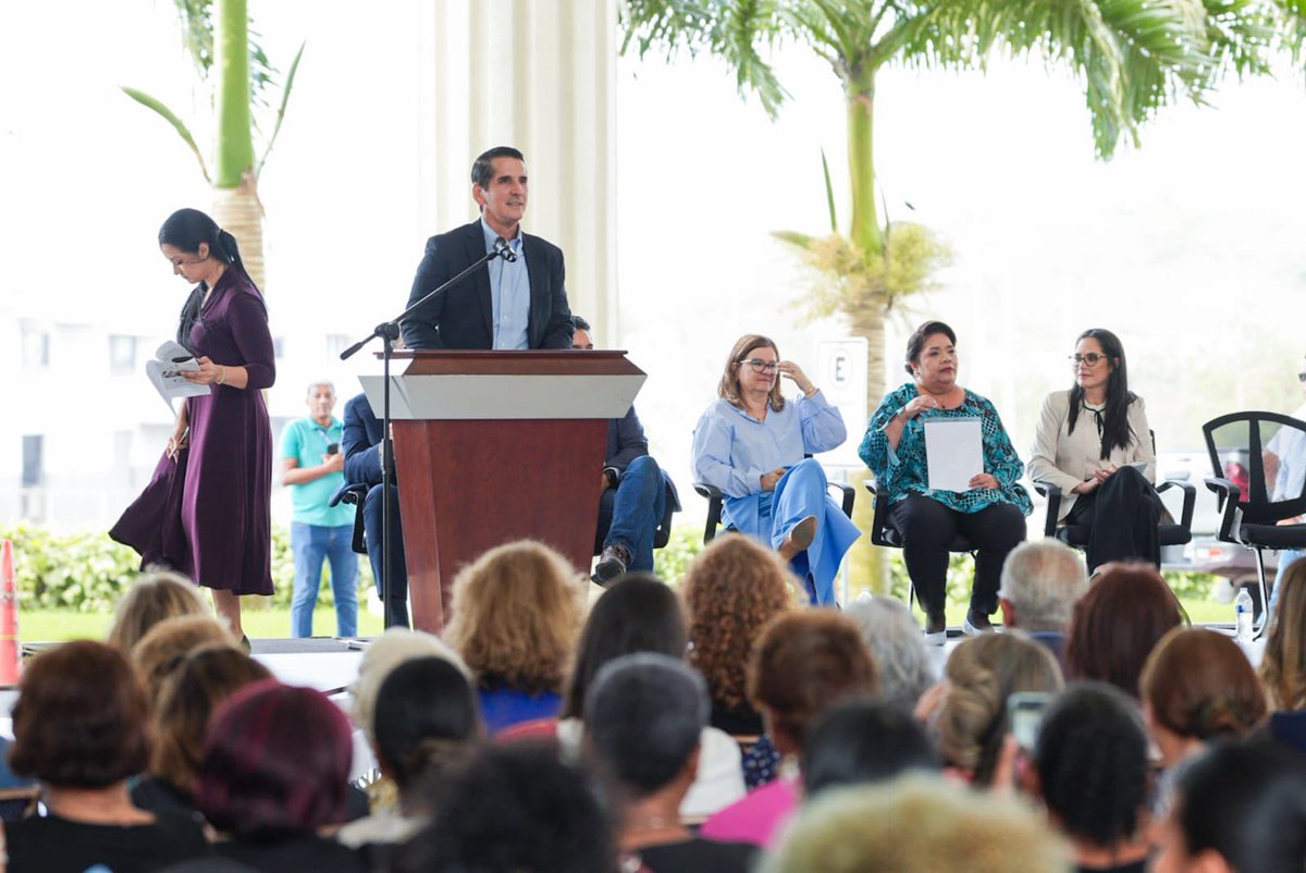*Crear oportunidades para las mujeres es un compromiso personal: Roux*

23 de Marzo de 2024. El candidato presidencial Rómulo Roux aseguró que para él la creación de oportunidades para las mujeres es un compromiso personal porque quiere un futuro con más equidad para sus hijas y